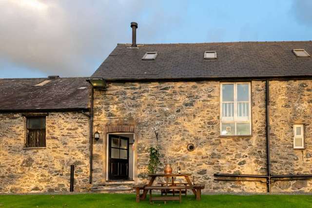 Hill Top 1: Pet-friendly rural retreat in Caergeiliog