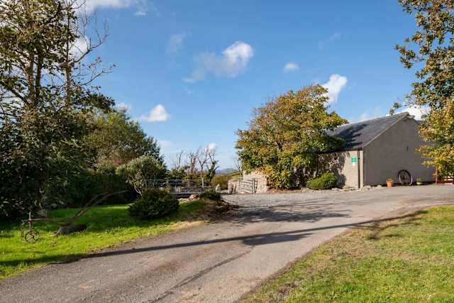 Hill Top 1: Pet-friendly rural retreat in Caergeiliog