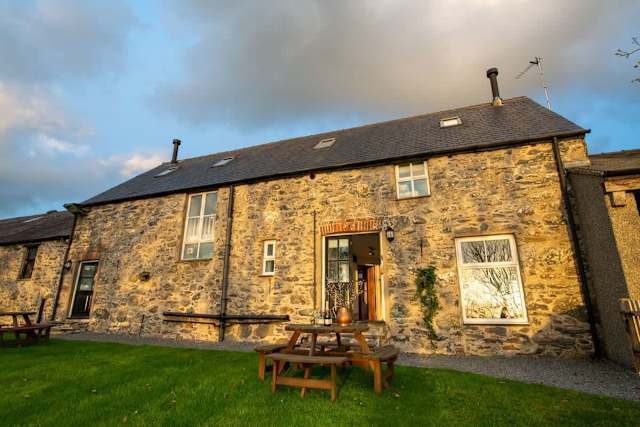 Hill Top 1: Pet-friendly rural retreat in Caergeiliog