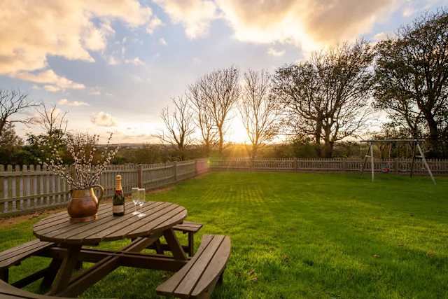 Hill Top 1: Pet-friendly rural retreat in Caergeiliog