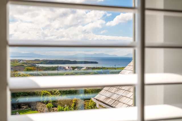 The Nest White Eagle : 4-Bed Coastal Escape