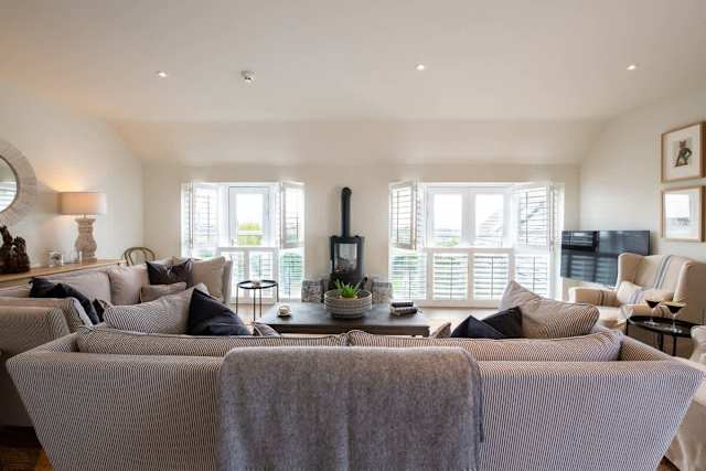 The Nest White Eagle : 4-Bed Coastal Escape