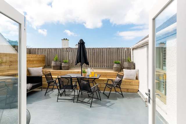 The Nest White Eagle : 4-Bed Coastal Escape
