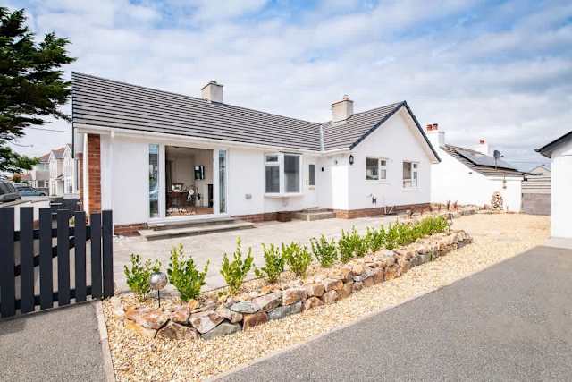 Faraway: Pet-friendly holiday home for 6 in Rhosneigr