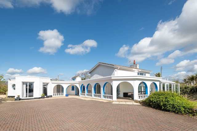 Coed Y Llan: 5 bedroom holiday villa in Rhosneigr, easy walk to beach