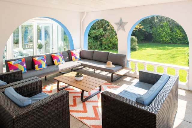 Coed Y Llan: 5 bedroom holiday villa in Rhosneigr, easy walk to beach