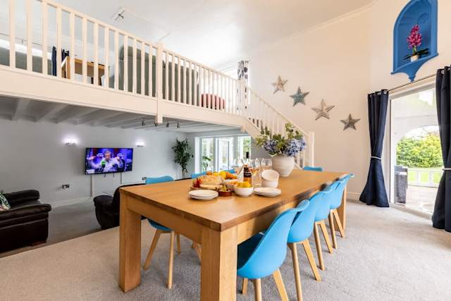 Coed Y Llan: 5 bedroom holiday villa in Rhosneigr, easy walk to beach