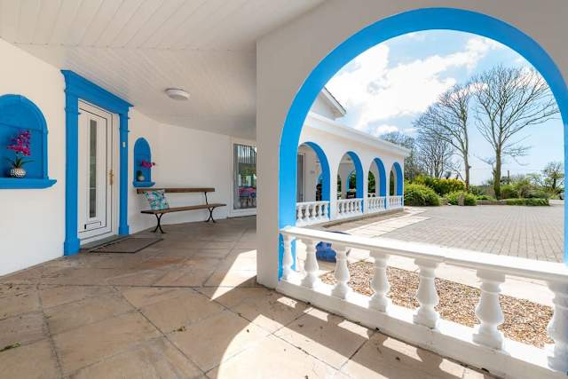 Coed Y Llan: 5 bedroom holiday villa in Rhosneigr, easy walk to beach