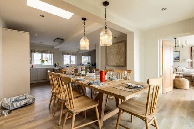 White Cottage: 6‑Bed Beachfront House Rhosneigr