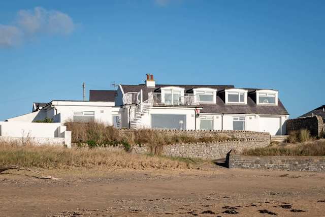 White Cottage: 6‑Bed Beachfront House Rhosneigr