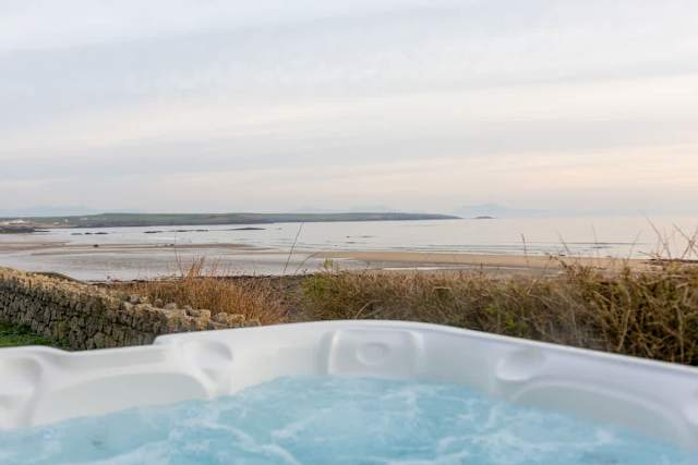 White Cottage: 6‑Bed Beachfront House Rhosneigr