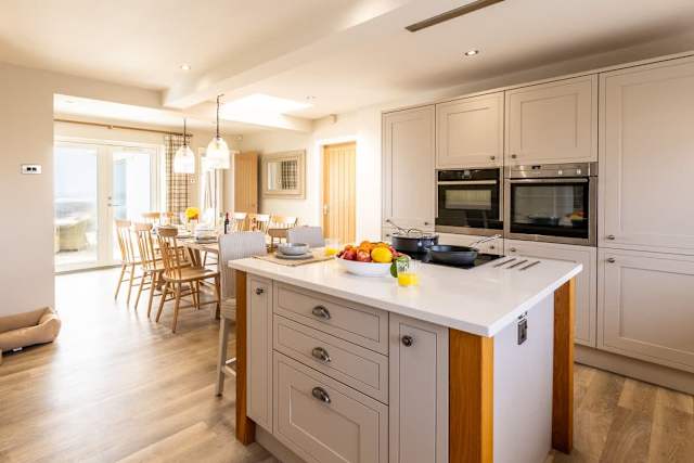White Cottage: 6‑Bed Beachfront House Rhosneigr