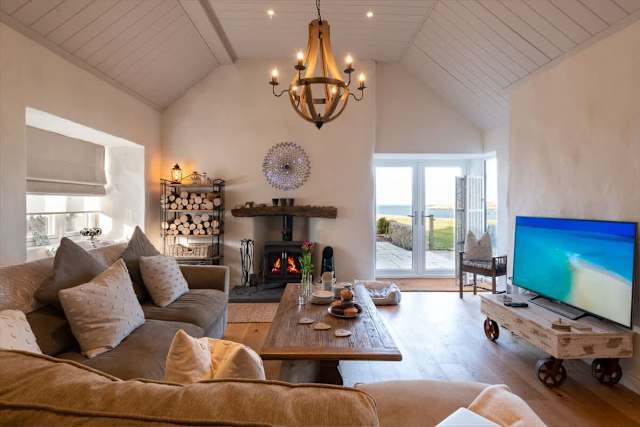 Bron Wendon: Three bedroom pet-friendly cottage with sea views