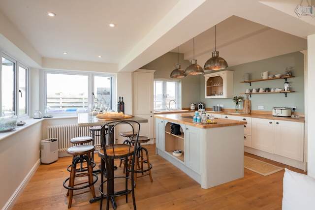 Bron Wendon: Three bedroom pet-friendly cottage with sea views