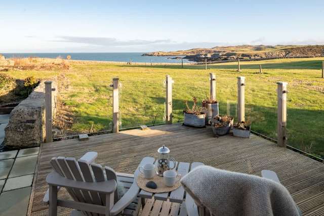 Bron Wendon: Three bedroom pet-friendly cottage with sea views