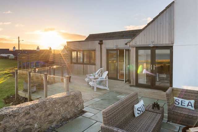 Bron Wendon: Three bedroom pet-friendly cottage with sea views