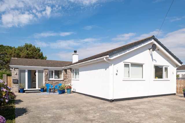 Chelford: Pet-friendly holiday home, for 6 in Rhosneigr