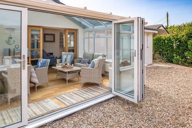 Chelford: Pet-friendly holiday home, for 6 in Rhosneigr