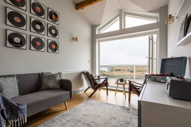 Lakeside: Rhosneigr family villa for up to 8 guests