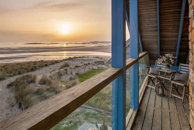 Niwl Y Mor: Beachfront Rhosneigr cottage for 6 guests