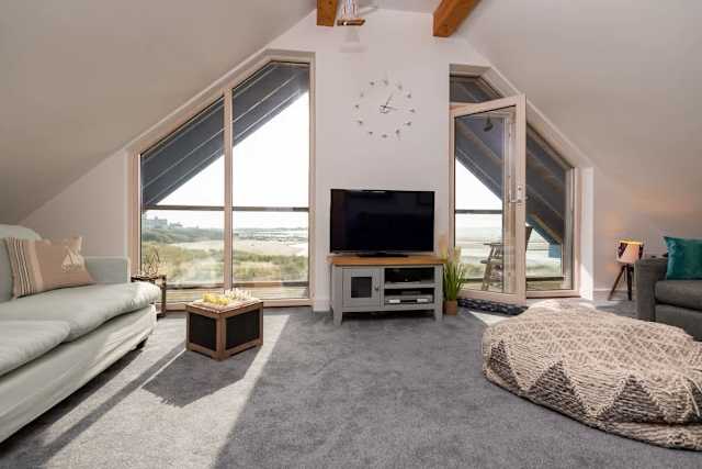 Niwl Y Mor: Beachfront Rhosneigr cottage for 6 guests