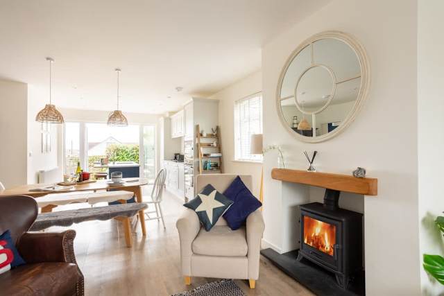 Off the Hook : Pet-Friendly 3‑Bed Bungalow Rhosnei