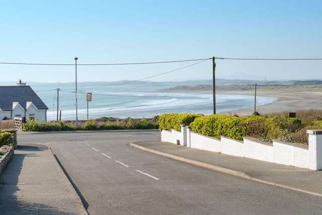Pen y Bryn : Pet-Friendly 3‑Bed Cottage Rhosneigr