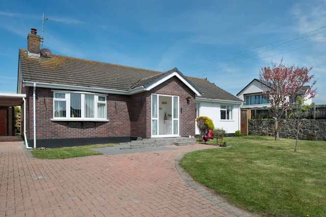 Rhonwil : Pet-Friendly 3‑Bed Bungalow Rhosneigr