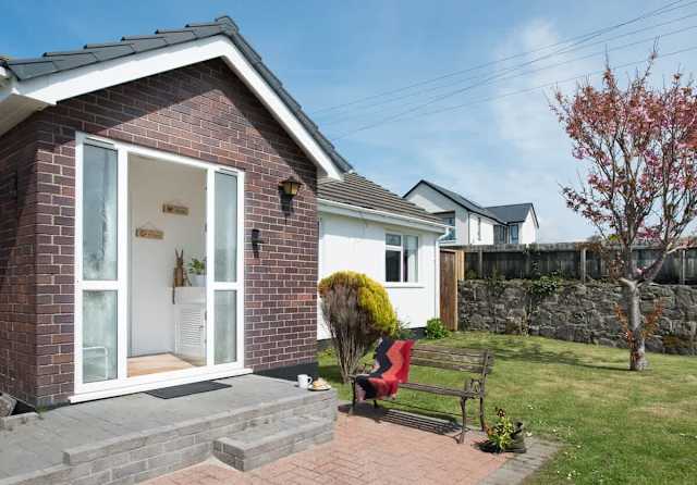 Rhonwil : Pet-Friendly 3‑Bed Bungalow Rhosneigr