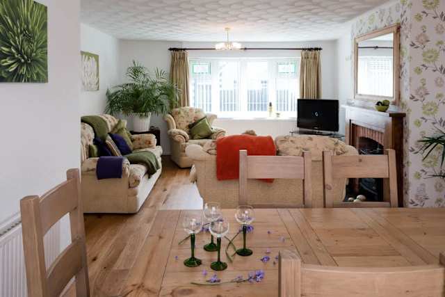Rhonwil : Pet-Friendly 3‑Bed Bungalow Rhosneigr