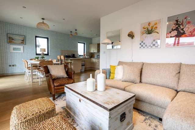 Porth Crigyll : Beachfront 3‑Bed Cottage Rhosneigr