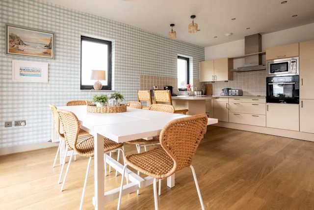 Porth Crigyll : Beachfront 3‑Bed Cottage Rhosneigr