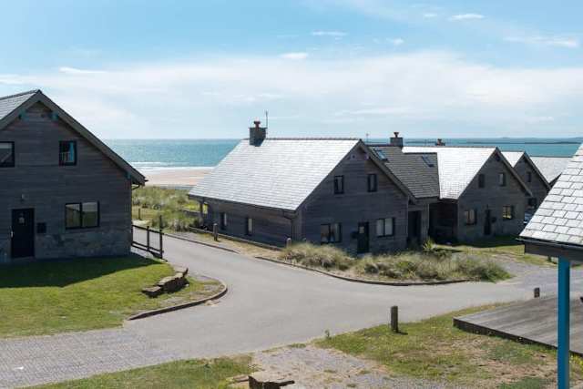 Porth Crigyll : Beachfront 3‑Bed Cottage Rhosneigr