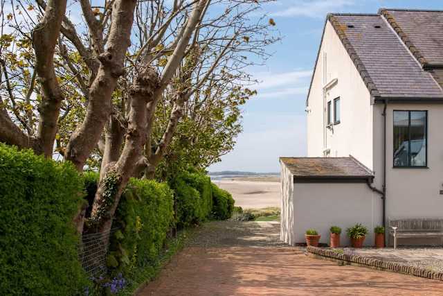 Seascape : Pet-Friendly 4‑Bed Apartment Rhosneigr