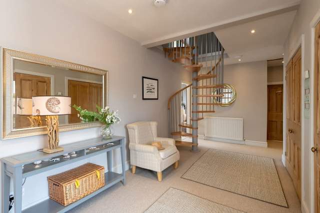 Seascape : Pet-Friendly 4‑Bed Apartment Rhosneigr