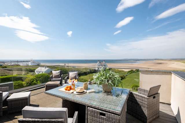 Seascape : Pet-Friendly 4‑Bed Apartment Rhosneigr