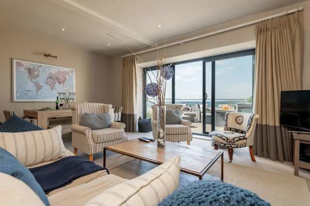 Seascape : Pet-Friendly 4‑Bed Apartment Rhosneigr