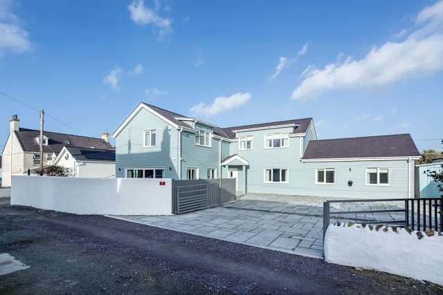 The Old Pottery: 6‑Bed Beach House Rhosneigr