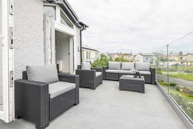 Lakeside: Rhosneigr family villa for up to 8 guests