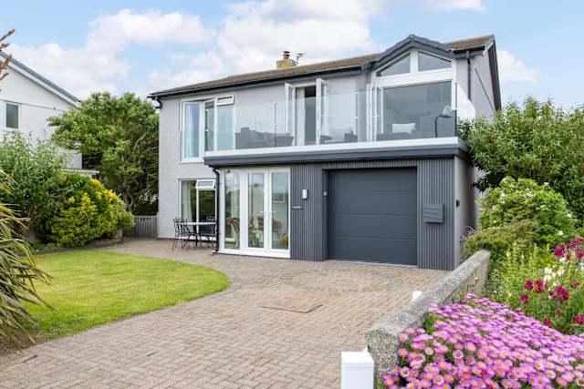Lakeside: Rhosneigr family villa for up to 8 guests