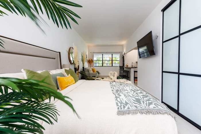 Beautiful Retreat w. Pool and Perfect Location photo 2