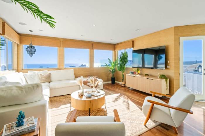 Sunny Home by the Beach | Free Parking photo 3