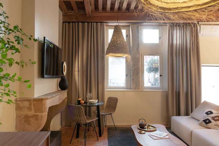 Suite Cobalt, Lyon – 8