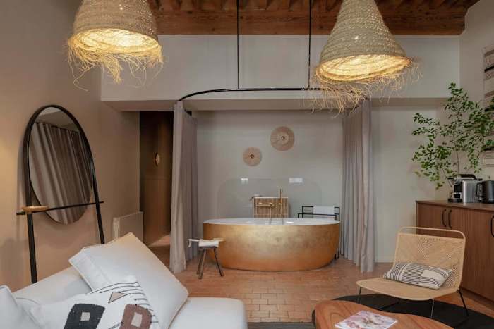 Suite Cobalt, Lyon – 3