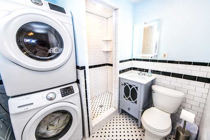 Victorian Cottage Steps to FQ | Historic Getaways — Full Bath 3