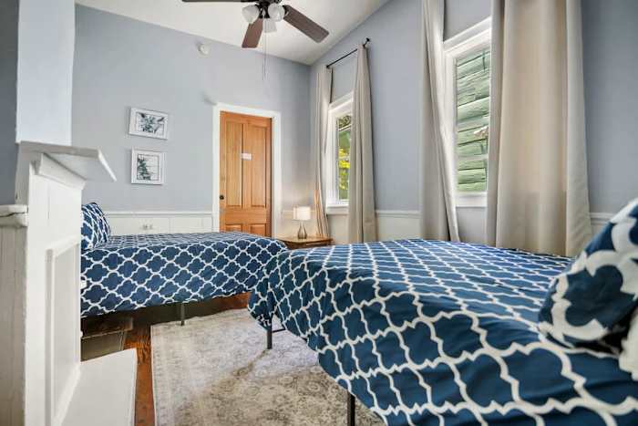 Anne Marie’s Creole Cottage - Historic Getaways — Bed 2 - Two Queens