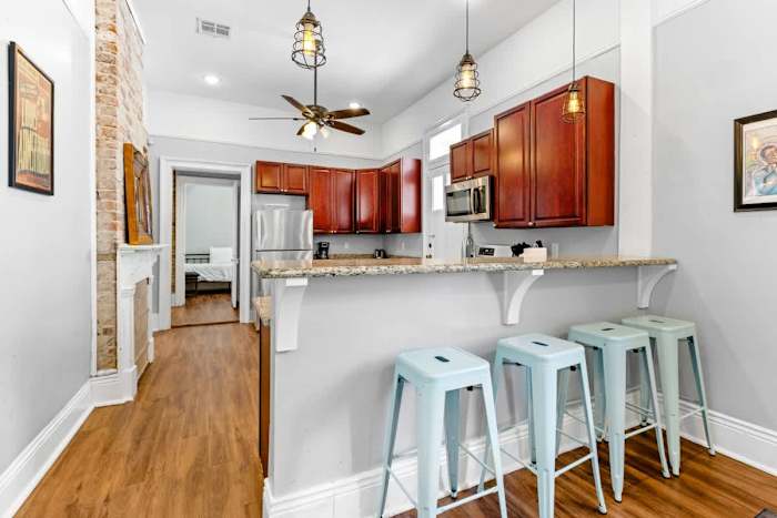 Thomas’s Creole Victorian Steps to French Quarter — kitchen with bar