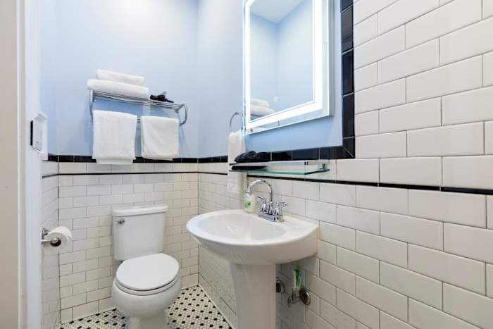 Michou's Marigny Historic Gem | Historic Getaways — 09-8X1A6539-bath2