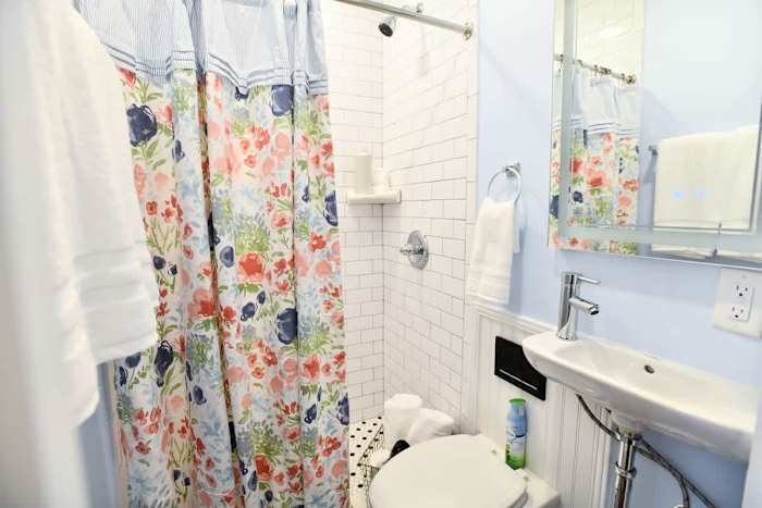 Claiborne Guest House w/pool by Historic Getaways — Full Bath 2