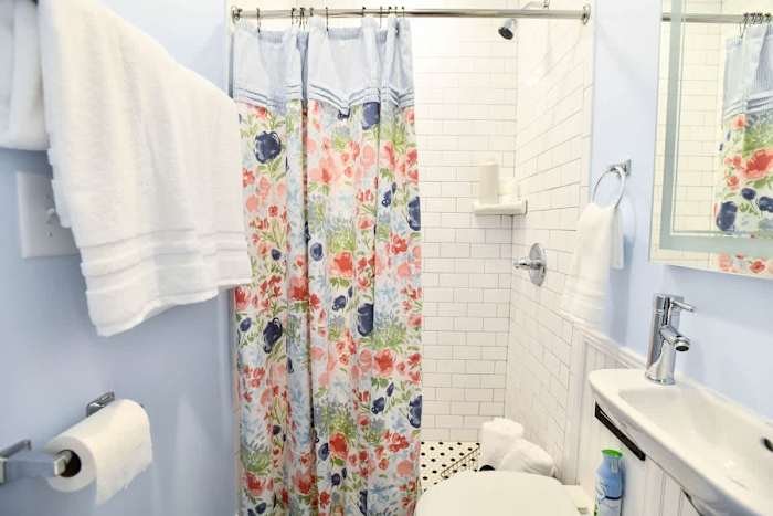 Claiborne Guest House w/pool by Historic Getaways — Full Bath 1